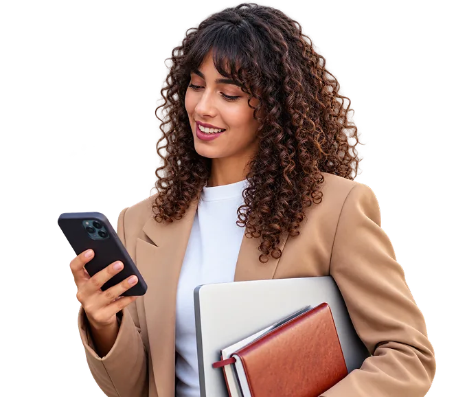 Une utilisatrice consulte Tontineo sur son téléphone