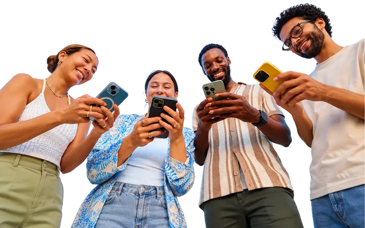 Quatre proches consultent leur tontine sur leur téléphone